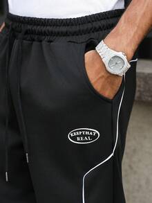 Manfinity Homme Pantaloni de trening casual cu dungi laterale imprimate pentru bărbați, pantaloni de trening negri pentru bărbați, pantaloni de trening cu dungi laterale largi, pantaloni de sală de stradă