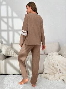 SHEIN 女士小熊图案极简日常圆领上衣和裤子睡衣套装 棕色睡衣套装 棕色睡衣套装 长袖家居服套装 配套家居服套装 咖啡色睡衣，冬季服装 - 棕色 - 查看 2