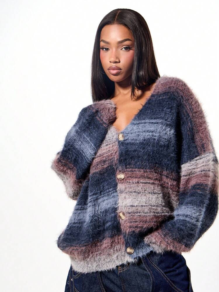 SUMWON WOMEN 太めのストライプ フワフワ ボタン前開きカーディガン、横方向のカラーブロックパターン、秋冬ニットウェア