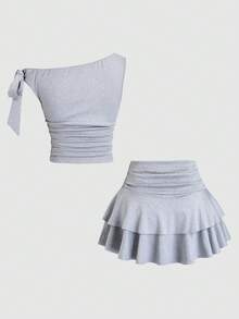 Sweetra طقم موضة صيفي للنساء يتكون من ملابس علوية كتف مطوية مزينة بزهور معدنية وتنورة متوسطة الطول مزينة بكشكشة الذيل - رمادي فاتح - مشاهدة 2