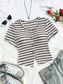 Soleia 大码女士度假米色和白色条纹针织纹理圆领开衫，搭配精致蝴蝶结和金属纽扣，合身下摆开衩 T 恤，适合度假、约会、下午茶、海滩、游轮、城市度假、音乐节、波西米亚风度假 - 黑與白 - 查看 1