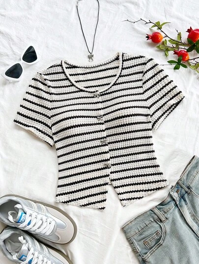 Soleia 大码女士度假米色和白色条纹针织纹理圆领开衫，搭配精致蝴蝶结和金属纽扣，合身下摆开衩 T 恤，适合度假、约会、下午茶、海滩、游轮、城市度假、音乐节、波西米亚风度假