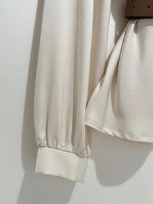 Franclia Camisa com Gola Plissada de Cetim Elegante, Cintura Marcada, Camisa Feminina da Moda, Camisa Outonal Graciosa para Senhoras, Nova Camisa de Manga Longa Outonal Feminina, Roupa Outonal Feminina Bege, Tops Outonais Elegantes para Senhoras - Damasco - Visão 4