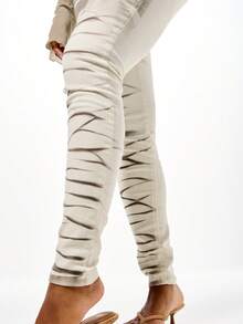 SUMWON WOMEN Denim Skinny de Cintura Baixa em Denim Elástico com Lavagem a Óleo Sujo, Casual para o Dia a Dia e Streetwear - Cinza - Visão 6