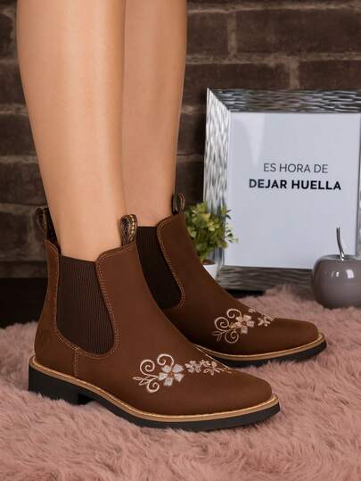 Fratello Select Fratello botines color café para mujer 0291-F1, ideales para looks casuales, campiranos o festivales, estilo western, botín bordado mujer, western chic, calzado vaquero, moda boho, botas bordadas