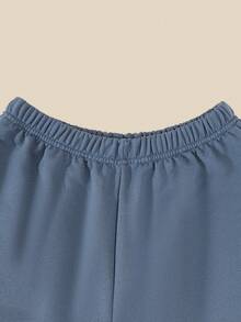 SHEIN 2 件套男童长袖运动套装，白色和蓝色撞色领 Polo 衫，带有“CALIFORNIA”字母印花，营造出美国校园氛围，袖侧蓝白条纹，打造活力外观；海军蓝松紧腰裤，适合学校运动穿着，返校日常穿着，秋季