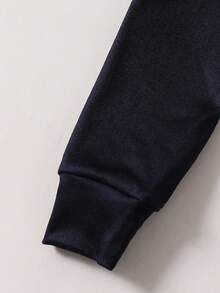 SHEIN 2 件套儿童/青少年男童休闲日常舒适印花图案圆领长袖上衣和紧身裤针织家居服套装 - 黑與白 - 查看 7