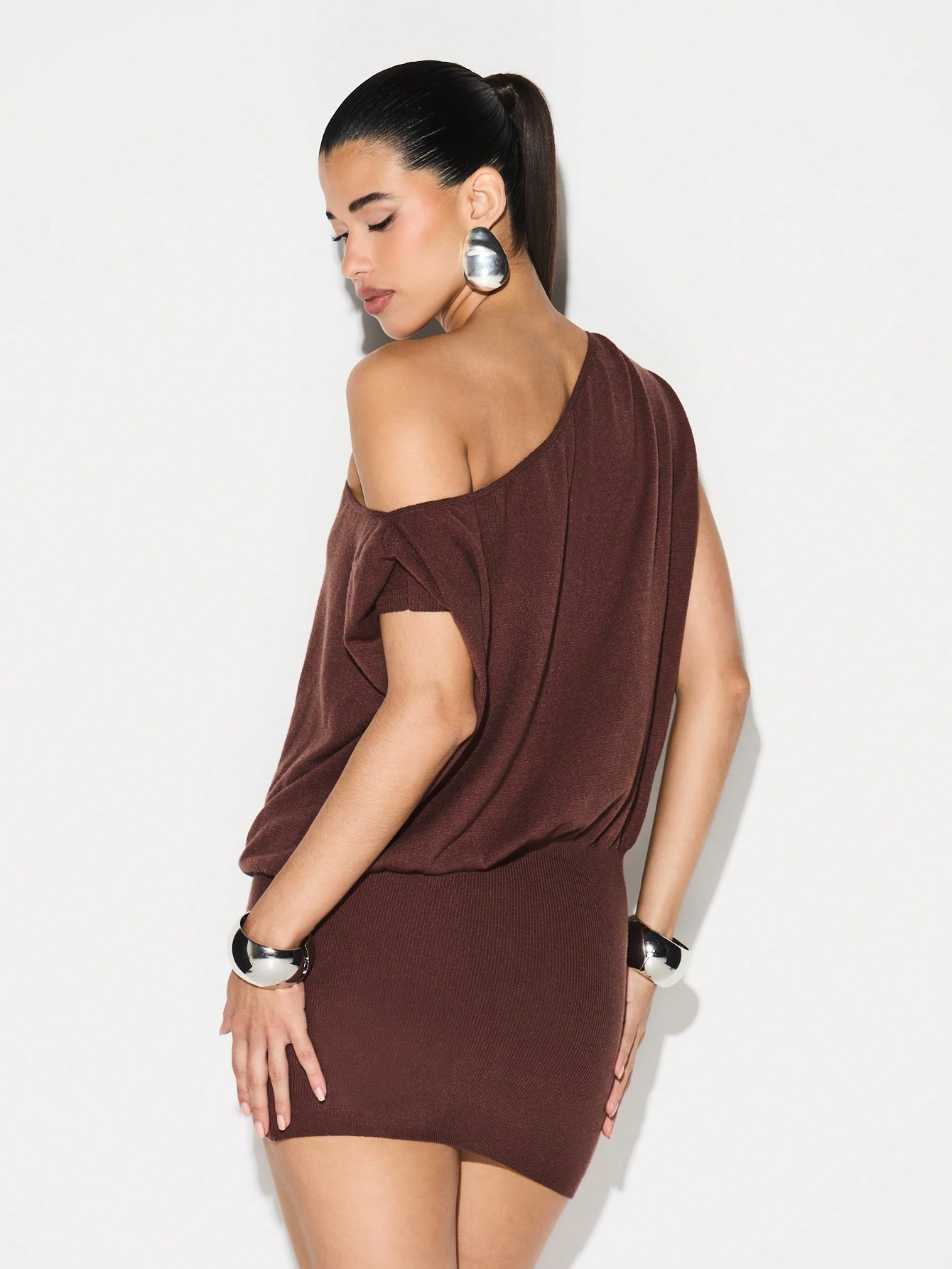 KIZN Schulterfreies, asymmetrisches Mini-Strickkleid