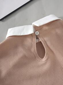 Kleine Mädchen Waffel-Stoff 2-in-1 Top mit Kontrasthem dkragen, kombiniert mit schwarzem PU-Leder Rock, einfach und modisch, geeignet für Ausflüge, minimalistischer Stil