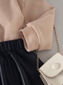 Kleine Mädchen Waffel-Stoff 2-in-1 Top mit Kontrasthem dkragen, kombiniert mit schwarzem PU-Leder Rock, einfach und modisch, geeignet für Ausflüge, minimalistischer Stil