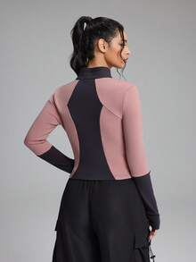 Innovista Veste de cyclisme zippée à manches longues en polaire avec blocs de couleurs pour femmes - Une veste de fitness avec des détails élégants de blocs de couleurs et une coupe ajustée. Un Top de sport zippé chaud avec une doublure douce et des panneaux de maille respirants. Tissu stretch, léger et absorbant la transpiration, parfait pour l'automne et l'hiver. Vêtement de sport Top de gamme pour le yoga, le Pilates, la course, le cyclisme, l'entraînement par intervalles à haute intensité et les séances de gym. Chic utilitaire, superposition d'hiver confortable - Gris foncé - Voir 12