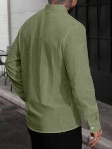 Manfinity CasualCool 男士纯色立领纽扣前开襟休闲长袖衬衫 男士库尔塔 棉质男士衬衫 亚麻男士衬衫 - 軍綠色 - 查看 2