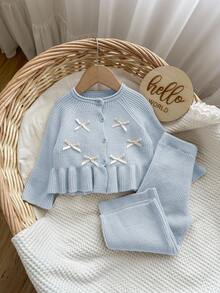 SHEIN Ensemble 2 pièces mignon comprenant un cardigan en tricot à manches raglan avec nœud décoratif et ourlet à volants, et un pantalon en tricot pour bébé fille - Bleu azur - Voir 3