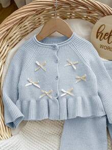 SHEIN Ensemble 2 pièces mignon comprenant un cardigan en tricot à manches raglan avec nœud décoratif et ourlet à volants, et un pantalon en tricot pour bébé fille - Bleu azur - Voir 4