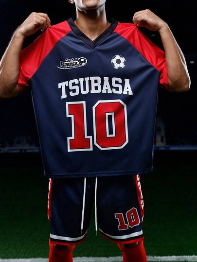 Captain Tsubasa X SHEIN Conjunto de uniforme de baloncesto con camiseta de manga corta de cuello en V con gráficos numéricos y de letras, y pantalones cortos sueltos para hombre en verano