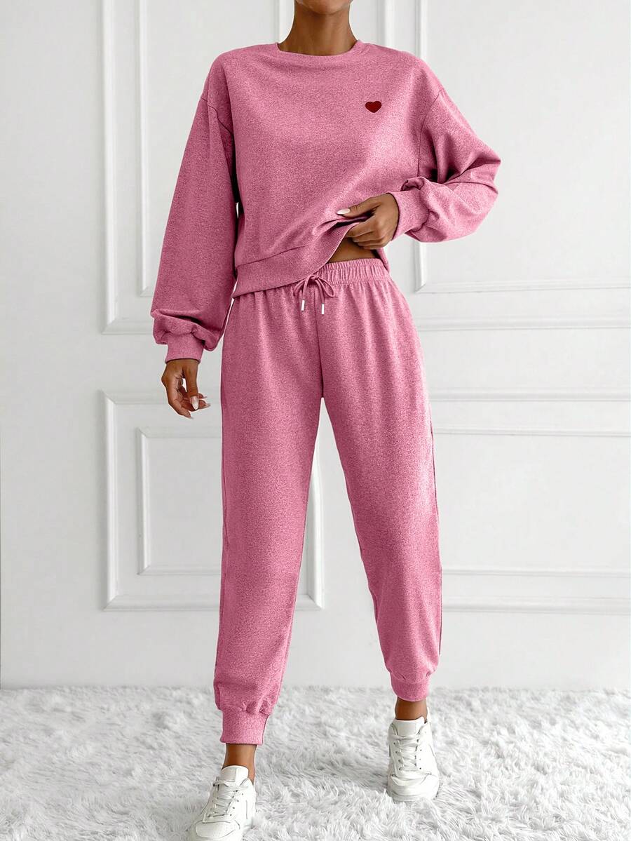 SHEIN Cottnline بلوزة رياضية بياقة مستديرة وأكمام طويلة قصيرة الكتف مع طباعة قلب وبنطلون بحبل شد للنساء، طقم كاجوال من قطعتين، خريفي - وردي فاتح - مشاهدة 1