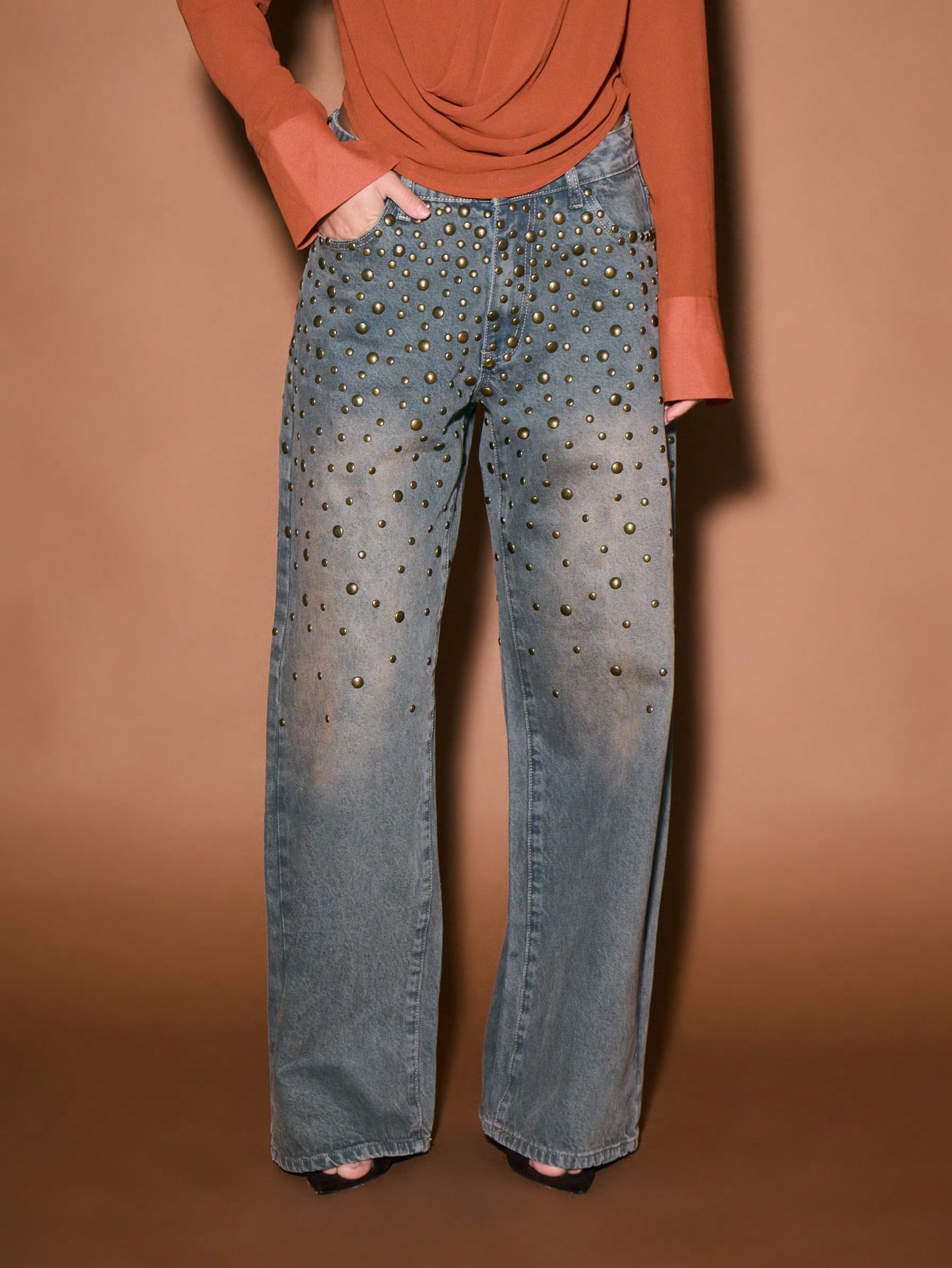 KIZN Calça Denim larga com tachas e ilhós de metal
