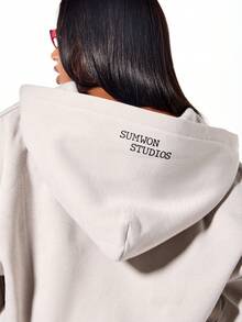 SUMWON WOMEN Áo nỉ trùm đầu Boxy Fit cỡ lớn có khóa kéo, in họa tiết và mũ trùm đầu có dây rút, phù hợp cho phong cách đường phố thường ngày - Xám - Xem 6
