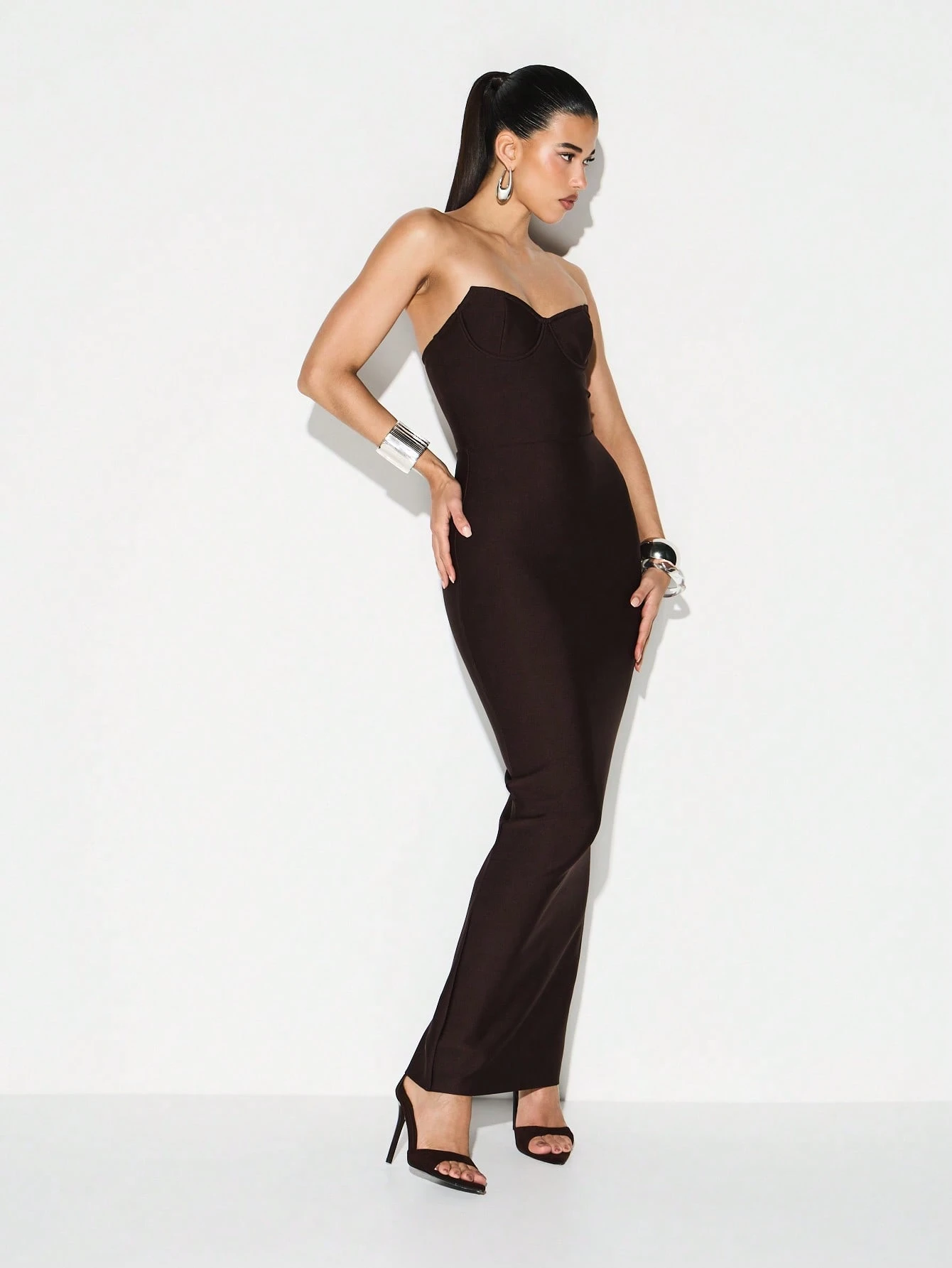 KIZN Abito lungo aderente con scollo a cuore e fasciatura senza spalline