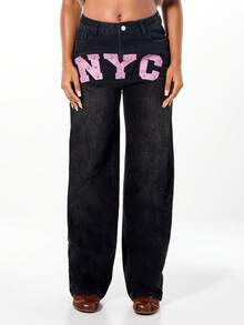 SUMWON WOMEN Jeans de pierna ancha de tiro alto con gráfico de NYC, adornos de letras rosas y tachuelas metálicas - Negro - Ver 1