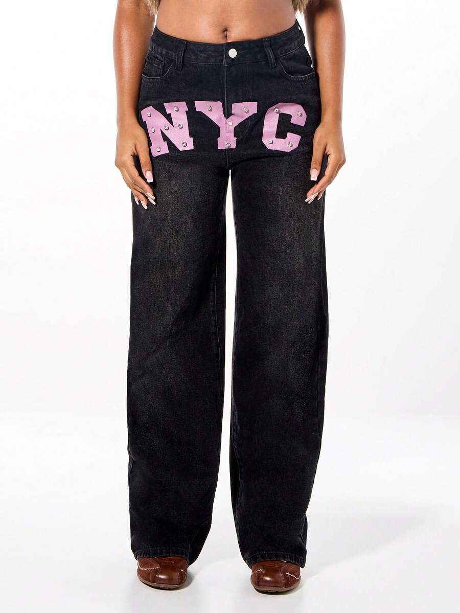 SUMWON WOMEN Jeans de pierna ancha de tiro alto con gráfico de NYC, adornos de letras rosas y tachuelas metálicas - Negro - Ver 1