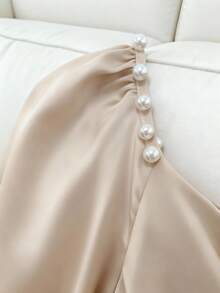 Franclia Elegante vestido de mujer para otoño/invierno de tela mate color caqui con cintura ceñida, cuello con volantes, mangas largas, decoración de perlas en los hombros, y cremallera invisible lateral - Albaricoque - Ver 4