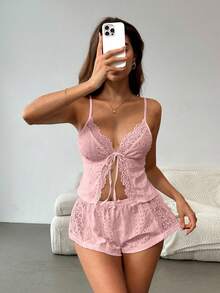 Aloruh 这款女士粉色蕾丝边套装浪漫性感，非常适合派对或季节性服装搭配。它由针织和蕾丝材质混合制成，腰部饰有蝴蝶结。这是一套女士睡衣。 - 粉色 - 查看 3