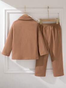 SHEIN 4-7 岁男童法式复古英式绅士两件套：卡其色纹理西装外套 + 裤子，小男孩表演正装，生日派对小绅士装，结实的灯芯绒面料，舒适亲肤，优雅风格，适合日常穿着和重要场合 - 駝色 - 查看 2