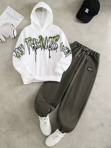 Bộ 2 món cho bé trai tuổi teen gồm áo hoodie in họa tiết và quần dài dệt kim màu xanh ô liu, chất liệu mềm mại và thoải mái, phù hợp cho mùa thu, hoạt động ngoài trời, thể thao, đi học, chụp ảnh, dã ngoại và nhiều dịp khác. Là trang phục không thể thiếu cho bé trai tuổi teen vào mùa thu, unisex. - xanh quân đội - Xem 1