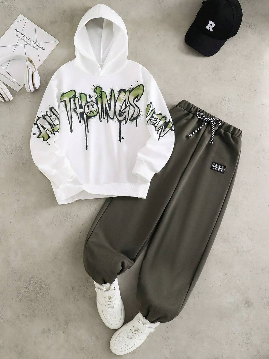 Bộ 2 món cho bé trai tuổi teen gồm áo hoodie in họa tiết và quần dài dệt kim màu xanh ô liu, chất liệu mềm mại và thoải mái, phù hợp cho mùa thu, hoạt động ngoài trời, thể thao, đi học, chụp ảnh, dã ngoại và nhiều dịp khác. Là trang phục không thể thiếu cho bé trai tuổi teen vào mùa thu, unisex. - xanh quân đội - Xem 1