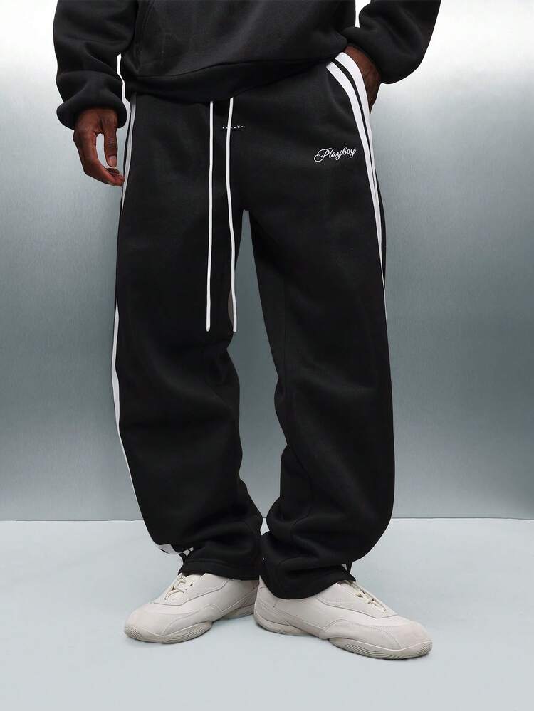 PLAYBOY X SUMWON 사이드 스트라이프가 있는 와이드 레그 드롭 크로치 조거 팬츠