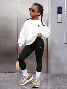 SHEIN Conjunto de 2 piezas informal y versátil para niña preadolescente, con sudadera de cuello redondo con estampado de logo de caballo minimalista y leggings de punto. Conjunto de sudadera en blanco y negro para niña preadolescente. Conjunto a juego de otoño/invierno para madre e hija. - Blanco y Negro - Ver 5