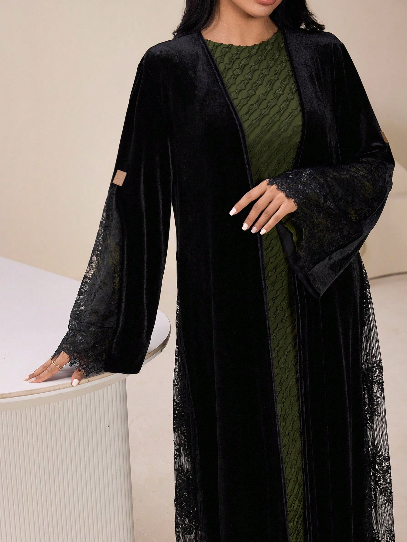 Veilorie عباءة نسائية بلون أحادي وطباعة قطعة مفرغة...