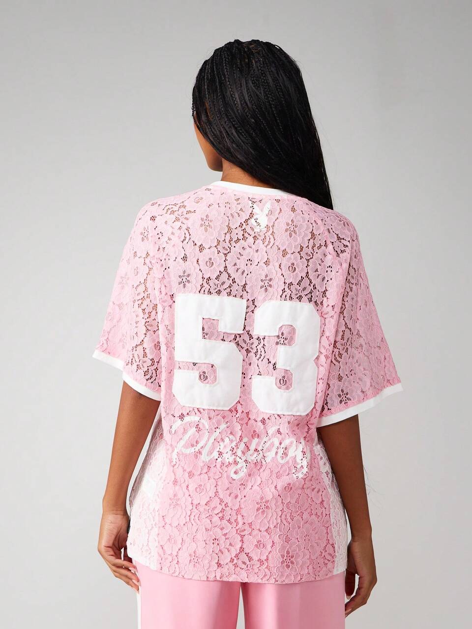 Missguided x Playboy Koronkowa koszulka oversize z dekoltem w serek i krótkim rękawem, z nadrukiem numeru piłkarskiego, do casualowych letnich stylizacji, sportowa koszulka streetwearowa na Mistrzostwa Świata 2026
