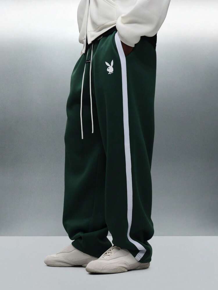 PLAYBOY X SUMWON Jogginghose mit weitem Bein, Seitenstreifen und Häschen-Logo