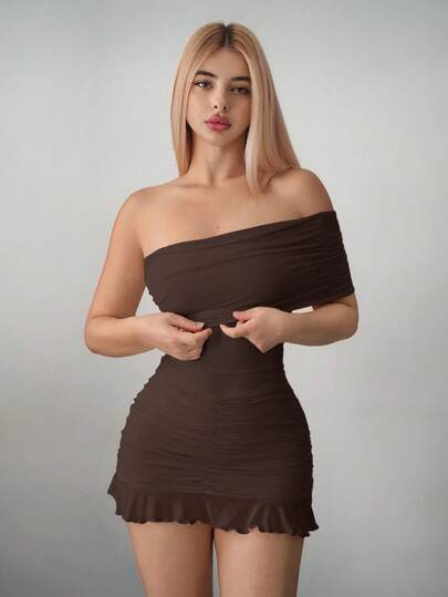 Sweetina Vestido mini asimétrico con hombros descubiertos y malla ajustada