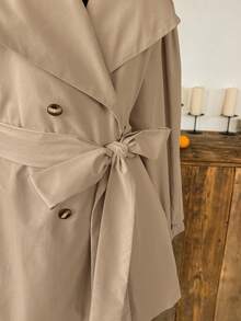 SHEIN EZwear 大码驼色纯色翻领纽扣领带休闲简约风衣 - 駝色 - 查看 4