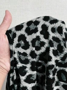 Rafferiza 女士优雅商务休闲舒适度假旅行性感黑色豹纹办公室复古风格2025春夏秋季新款女式上衣外出派对约会性感镂空交叉吊带不对称领金属环扣短袖T恤 - 灰色 - 查看 8