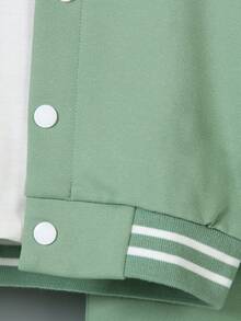SHEIN Genkimix Kids Bộ 2 món/Bộ trang phục thường ngày cho bé trai, bao gồm áo len dệt kim màu xám và xanh lá cây có tay áo màu trắng tương phản và in chữ A, kết hợp với quần nỉ in họa tiết phù hợp, cổ áo, tay áo và gấu áo có gân, kiểu dáng thoải mái và thư giãn, thích hợp mặc vào mùa xuân, mùa thu, mặc hàng ngày, thể thao, đi học, du lịch, ngày lễ - Màu xanh Ô liu - Xem 8