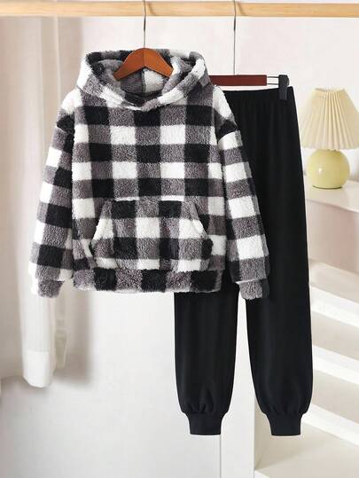 2 件男童毛绒连帽上衣和休闲针织裤套装，经典格子连帽衫搭配黑色慢跑裤，时尚舒适，适合秋冬