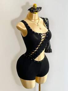 Mistrie 这款女士无袖V领性感开襟抽绳设计，搭配性感不规则镂空连体裤，朋克风格的铆钉装饰设计，是女士街头服饰，适合万圣节等节日穿着。 - 黑色 - 查看 7