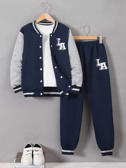 SHEIN Explorewe 2 件套男童棒球服，海军蓝色主体，灰色袖子，经典棒球夹克设计，纽扣开合，上衣和配套裤子上均印有醒目的“LA”字样，腰带和条纹细节更显精致，适合学校、运动和日常穿着，男童秋冬装