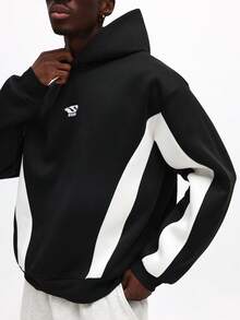 SUMWON 常规款套头连帽衫，撞色拼接设计，中央口袋，打造休闲街头风。 - 黑色 - 查看 4