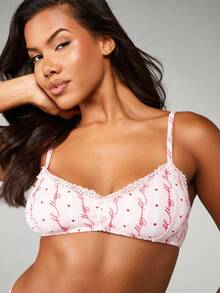 MISSGUIDED Conjunto de sujetador y pantis con estampado de guión, ribete de encaje y bordes festoneados con patrón de corazones de San Valentín - Multicolor - Ver 4