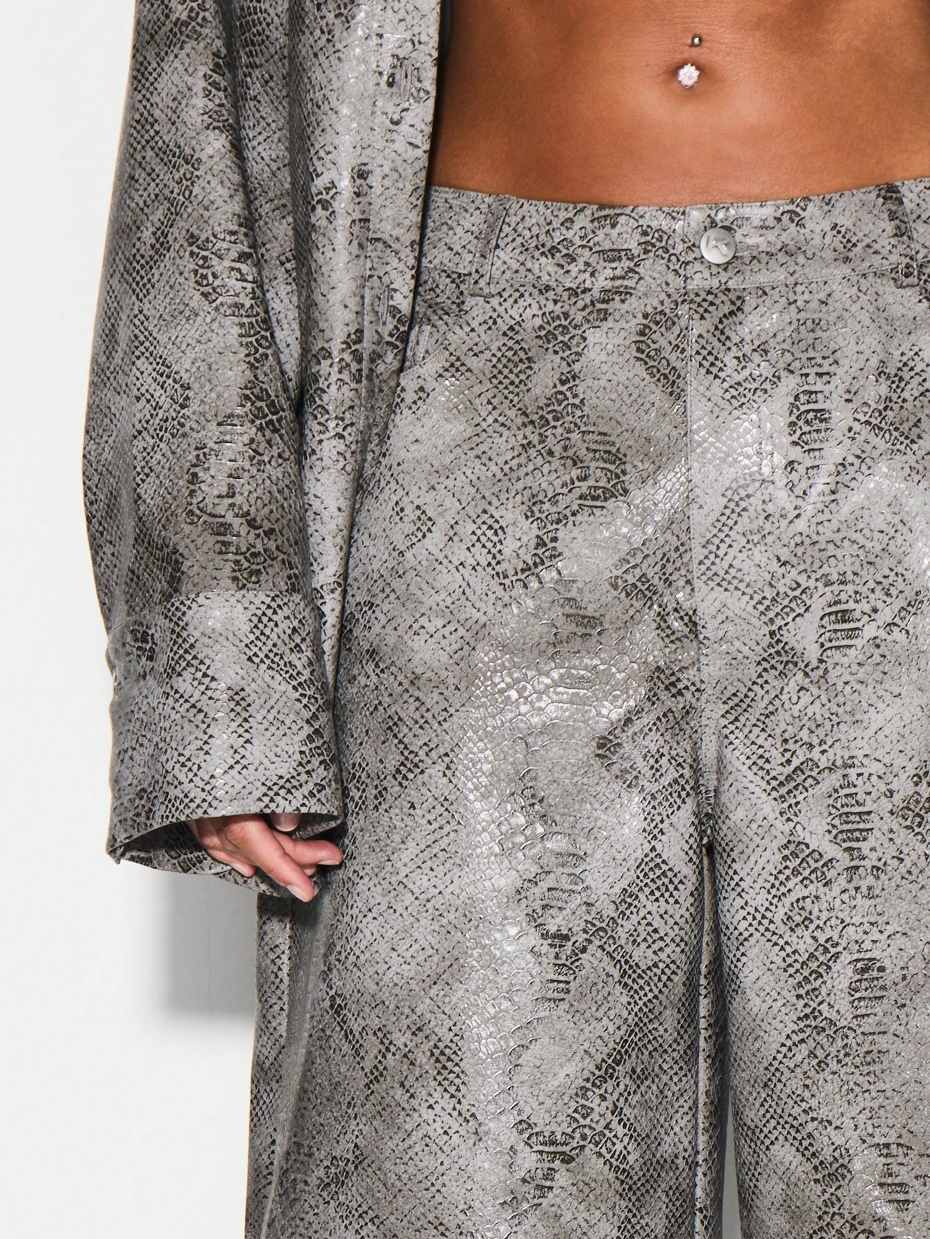 KIZN Pantalon droit en similicuir à imprimé serpent