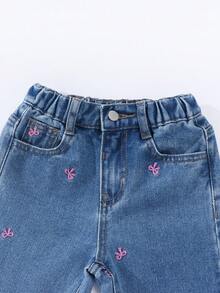 SHEIN 年轻女孩牛仔裤，秋冬新款时尚可爱街头风格蝴蝶结刺绣宽松直筒牛仔裤 - 中等水洗藍 - 查看 4