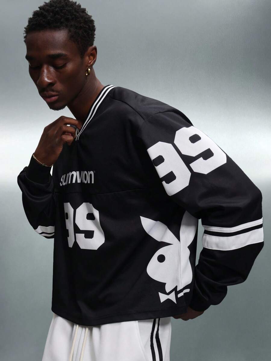 PLAYBOY X SUMWON 宽松版型长袖足球V领网眼T恤，印有大号数字 - 彩色 - 查看 1