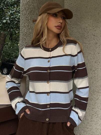 DAZY เสื้อคาร์ดิแกนสเวตเตอร์ผู้หญิง คอกลม แขนยาว แต่งแถบสีตัดกัน ติดกระดุมด้านหน้า