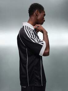 PLAYBOY X SUMWON Camiseta de polo de manga corta con cuello y diseño de tres rayas, con estilo de fútbol retro - Multicolor - Ver 5