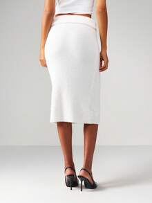 MISSGUIDED تنورة قلم ناعمة مخملية مرنة متوسطة الطول ذات خصر عالي، موضة شتوية وخريفية - أبيض - مشاهدة 2